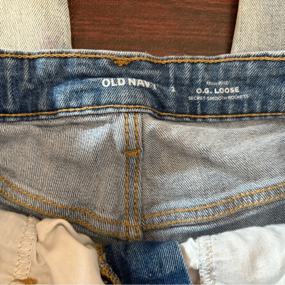 Old Navy Women’s size 2 high rise loose fit jeans - Picture 3 of 4